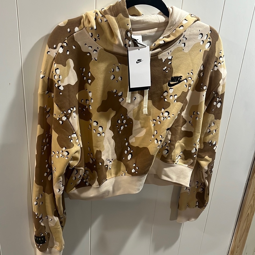 Nike Women’s SPORTSWEAR CLUB FLEECE CROPPED CAMO HOODIE IN BROWN
